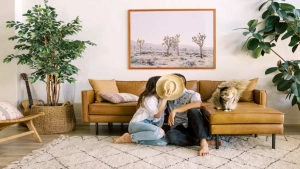 Decoração de Sala de Estar com casal trocando sentimentos de amor