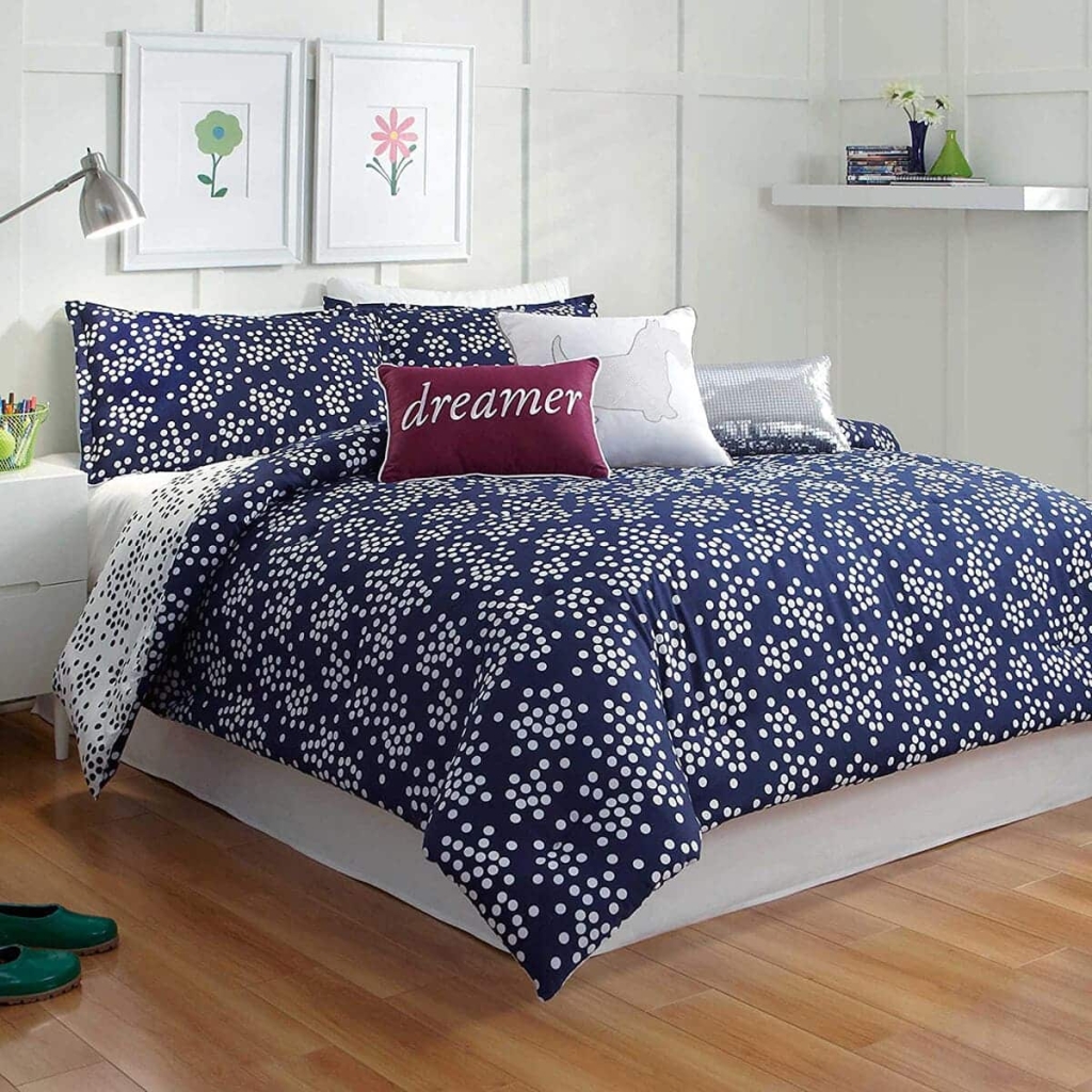 Quarto Azul Marinho Preppy e Roupa de Cama Reversível em Branco