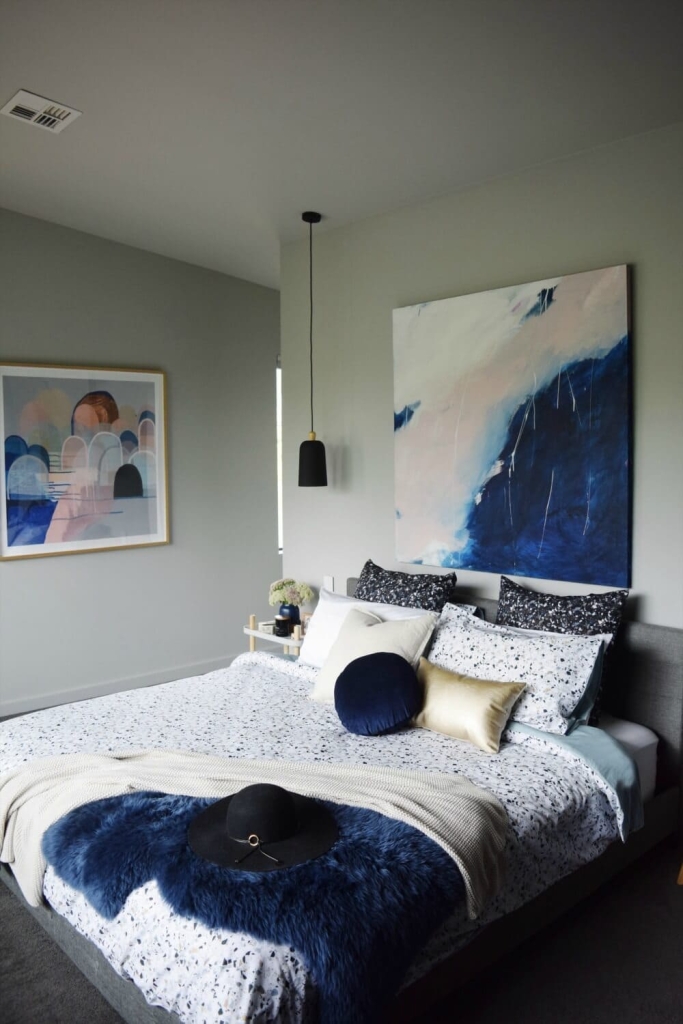 Quarto Azul Marinho com Arte em Aquarela e Acessórios Decorativos