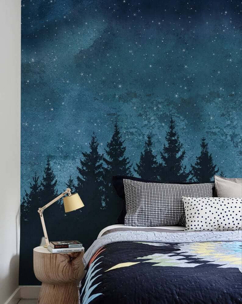 Quarto Azul Marinho com Mural de Céu Estrelado e Silhueta de Floresta