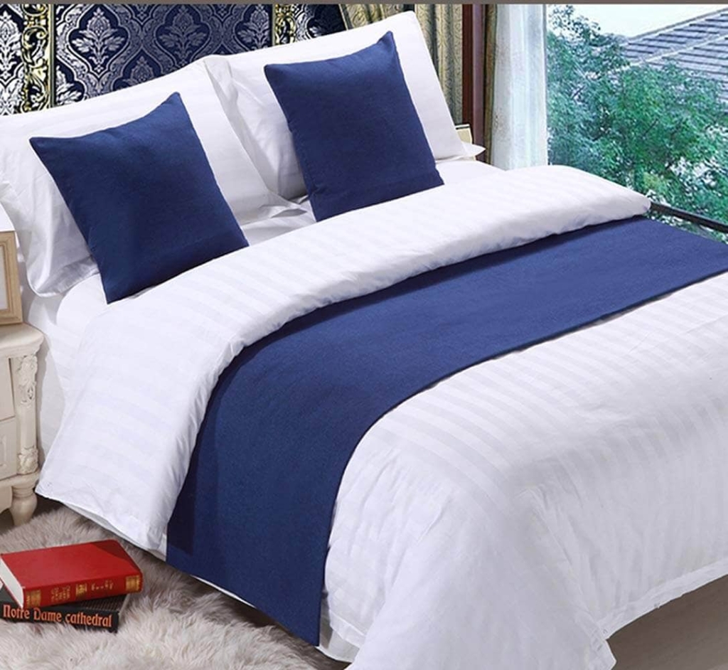 Quarto Azul Marinho com Papel de Parede Damasco e Roupa de Cama Luxuosa