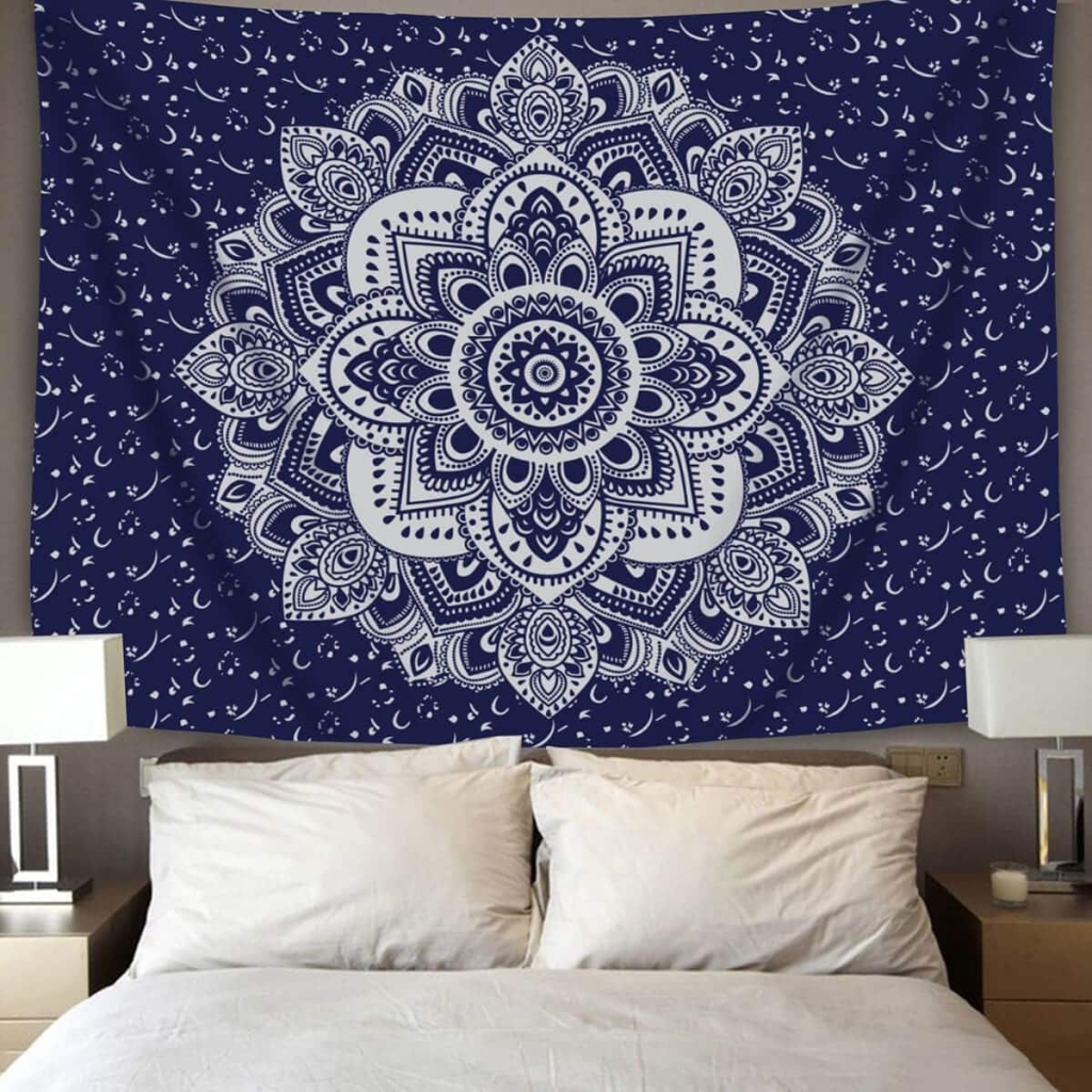 Tapeçaria de Parede com Estampa de Mandala para um Quarto Azul Marinho Encantador