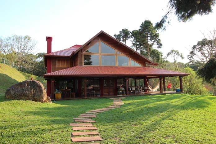 Casas com varanda e teto colonial