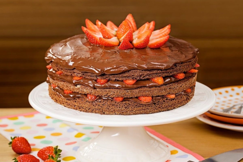 Bolo de Chocolate Bolo de morango e chocolate com merengue