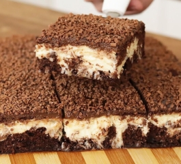 Bolo de Chocolate Recheado de Prestígio que Sai do Forno com Ganache Cremoso