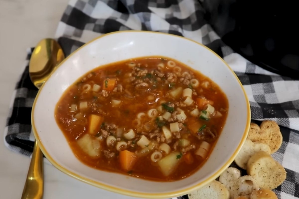 Sopa de Macarrão com Carne Moída