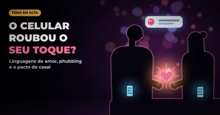 Silhuetas de um casal sentado no sofá com celulares acesos nas mãos, as outras mãos quase se tocando em volta de um coração rosa brilhante, sob uma notificação flutuante, em fundo escuro roxo de alto contraste, com o texto O CELULAR ROUBOU O SEU TOQUE?