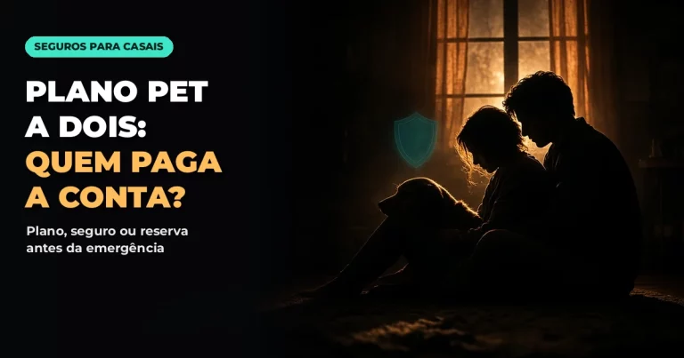Silhueta de um casal sentado no chão da sala com o cachorro no colo, iluminado por luz âmbar da janela e um escudo verde-água brilhando ao lado, com o texto PLANO PET A DOIS: QUEM PAGA A CONTA?