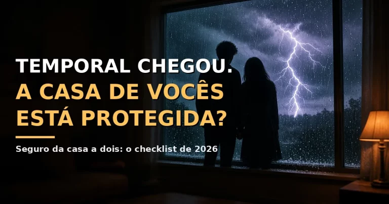 Silhueta de um casal de mãos dadas na janela de casa à noite, olhando um temporal com raio e granizo, com o texto A CASA DE VOCÊS ESTÁ PROTEGIDA?