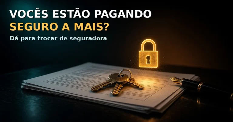 Chaves de casa sobre um contrato de seguro numa mesa escura, com um cadeado dourado brilhante e o texto VOCÊS ESTÃO PAGANDO SEGURO A MAIS?