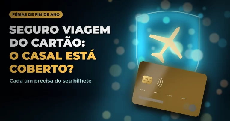 Cartão de crédito dourado diante de um escudo turquesa luminoso com um avião, em fundo escuro, e o texto SEGURO VIAGEM DO CARTÃO: O CASAL ESTÁ COBERTO?