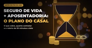 Ampulheta dourada iluminada com areia escorrendo, pilhas de moedas e duas alianças entrelaçadas em fundo escuro de alto contraste, com o texto SEGURO DE VIDA MAIS APOSENTADORIA: O PLANO DO CASAL