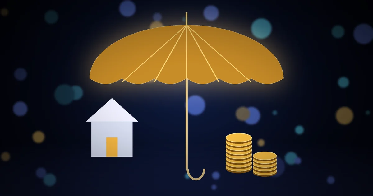 Guarda-chuva dourado iluminado protegendo duas pilhas de moedas e uma pequena casa sobre fundo azul-escuro cinematográfico, símbolo de seguro de vida e previdência do casal